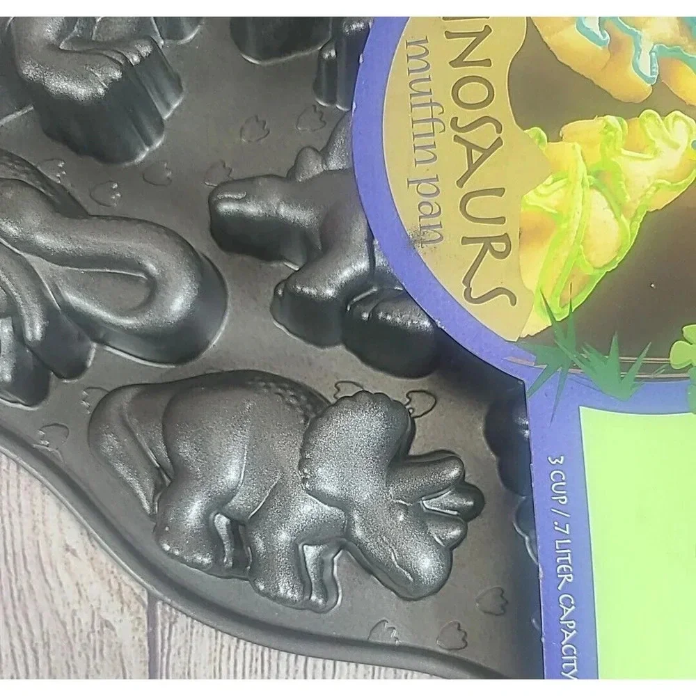 Nordic Ware Dinosaur Muffin Pan Heavy Cast Aluminum Bundt Cupcakes Baking New